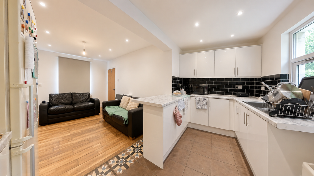Property photo 2 of 15 Kitchen/Lounge.3