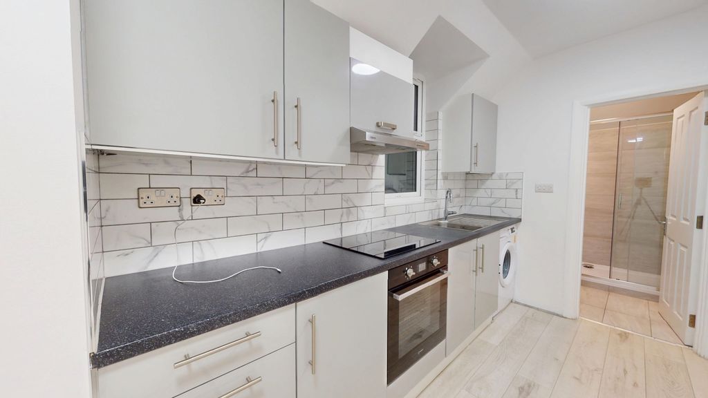 Property photo 2 of 8 1033-London-Road-12032025_094436