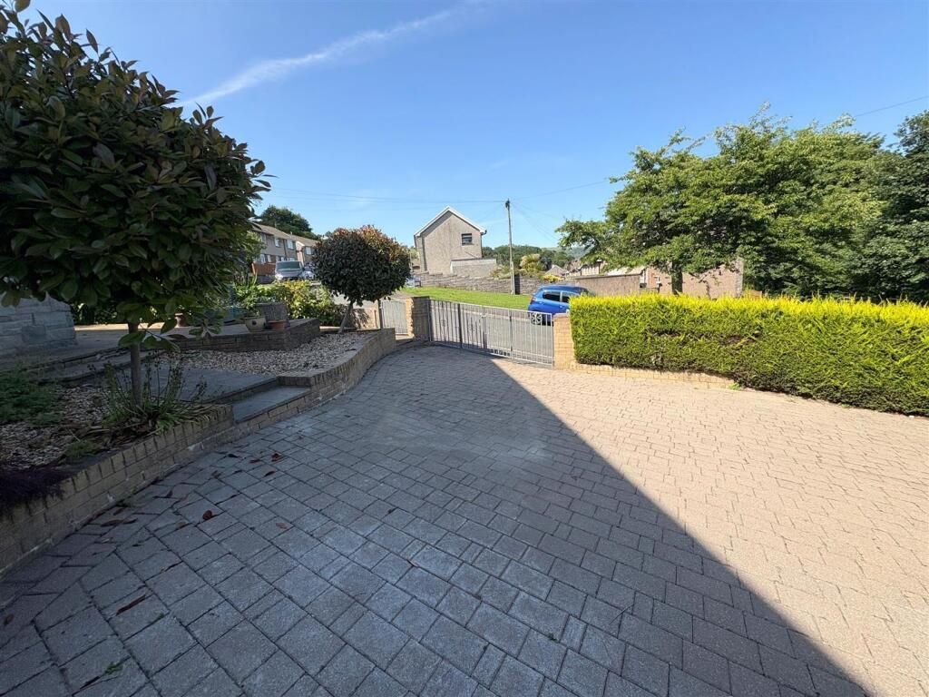 Property photo 2 of 31