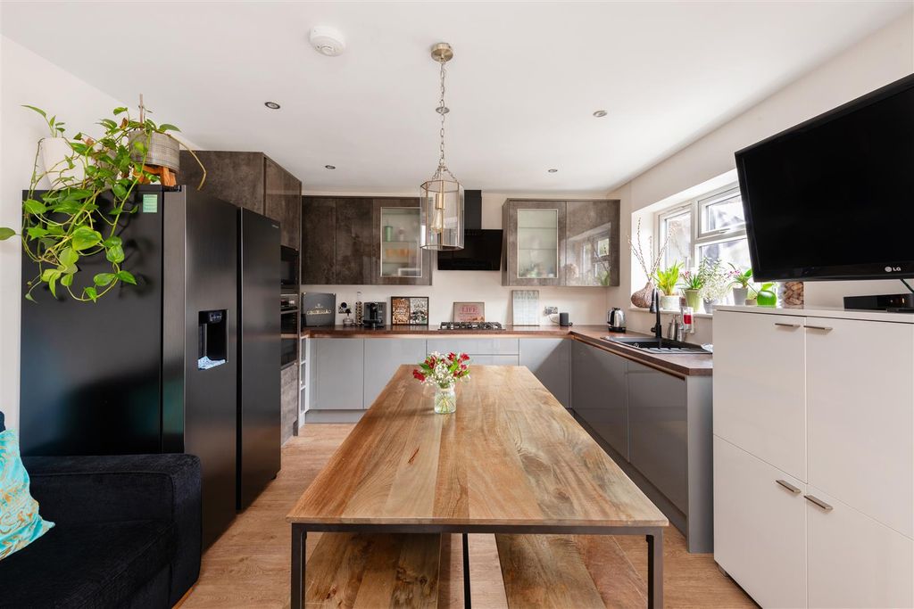 Property photo 2 of 19 Stroud Crescent Hi-3.Jpg