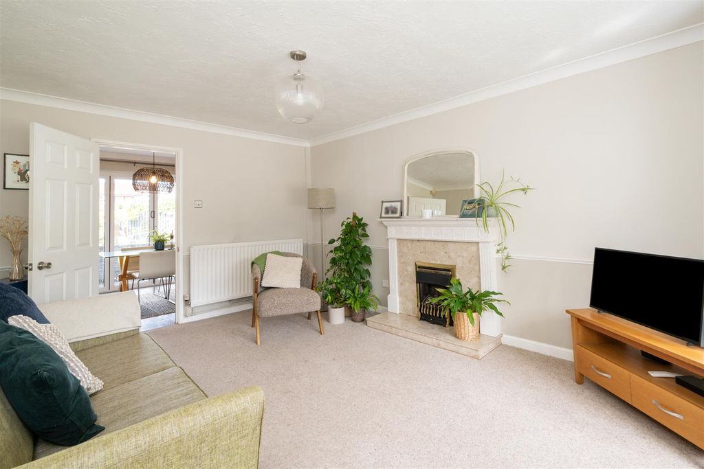 Property photo 3 of 19 19 Chelveston Crescent_18.Jpg