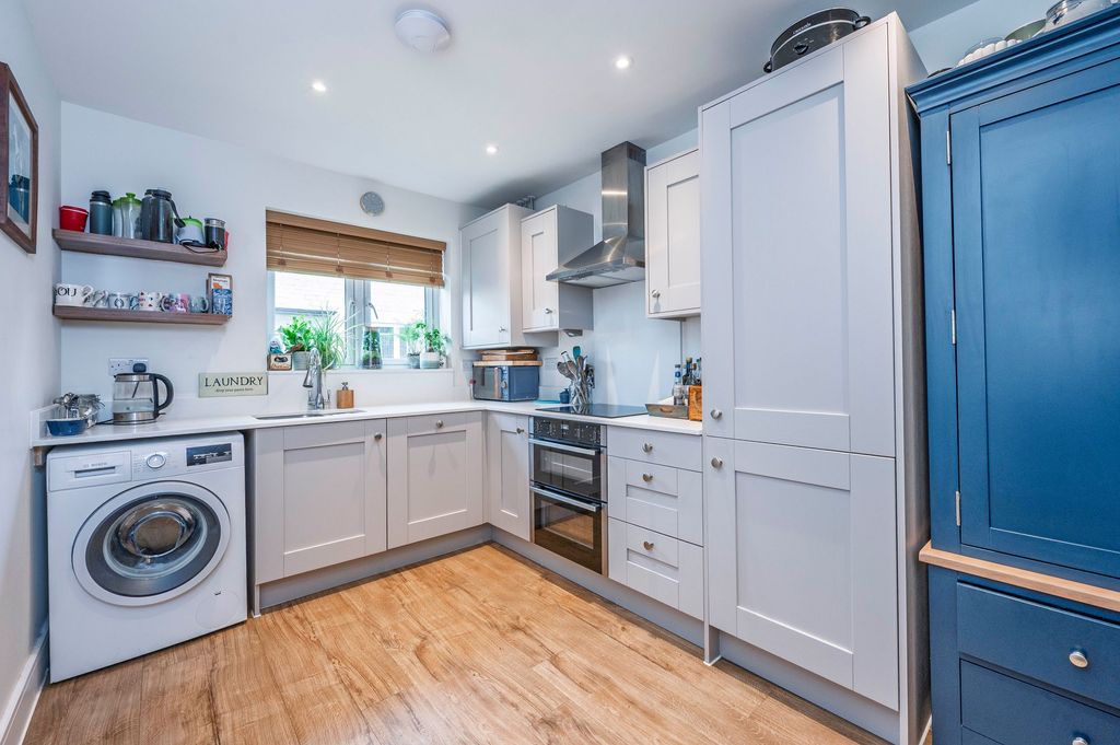 Property photo 3 of 19 Kitchen