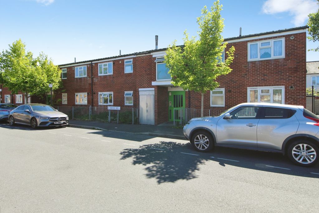 Property photo 1 of 16 One Double Bedroom Ground Floor Flat