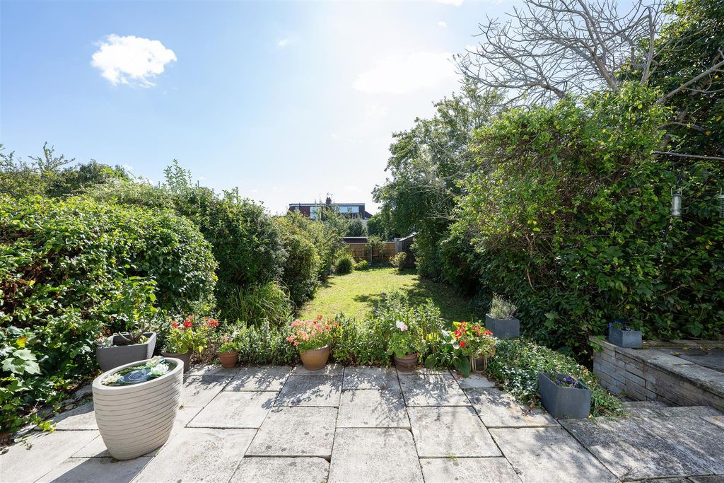 Property photo 2 of 34 Sherwood Avenue, E18