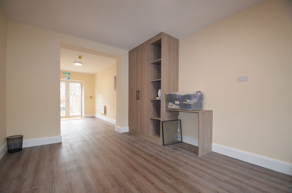 Property photo 1 of 3 Bedroom