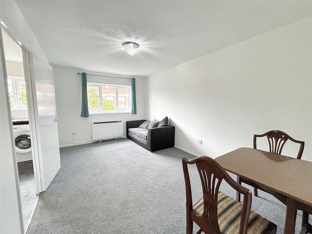 Property photo 2 of 11 Lounge