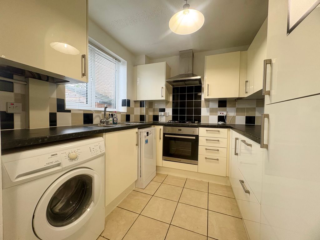 Property photo 3 of 11 Kitchen