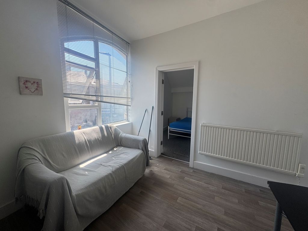 Property photo 1 of 3 1 Bed Flat To Rent The Triangle, Bournemouth Bh2