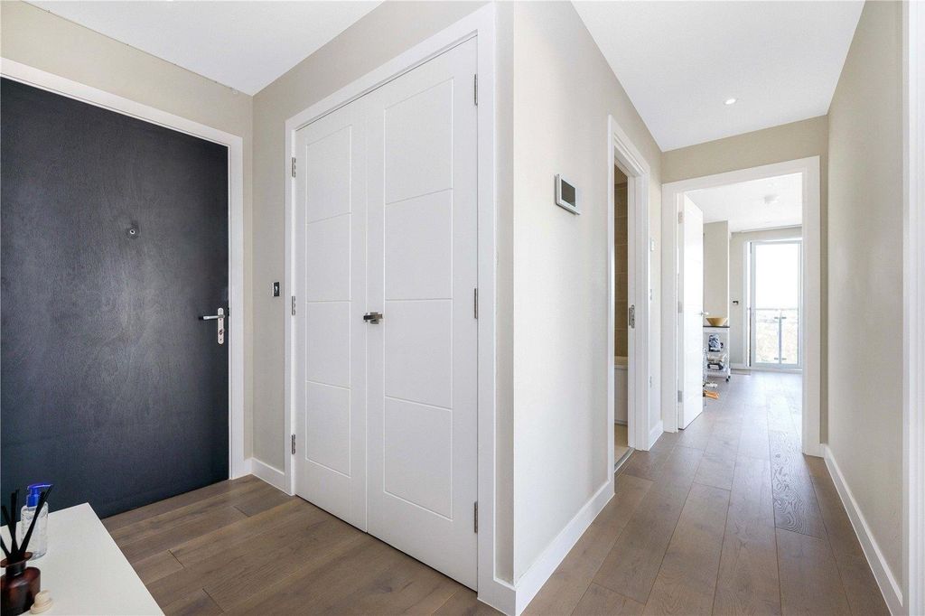 Property photo 2 of 16 Hallway