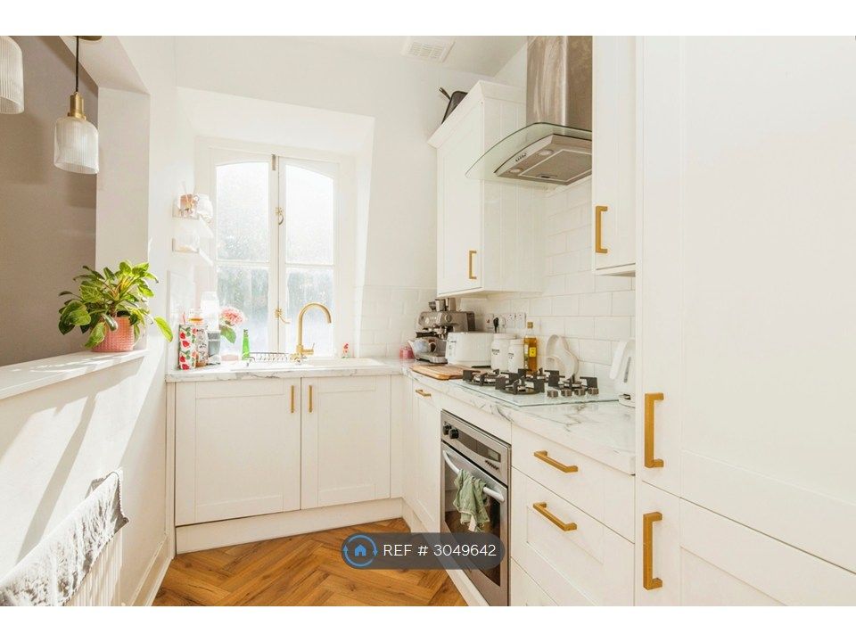 Property photo 3 of 12 Kitchen