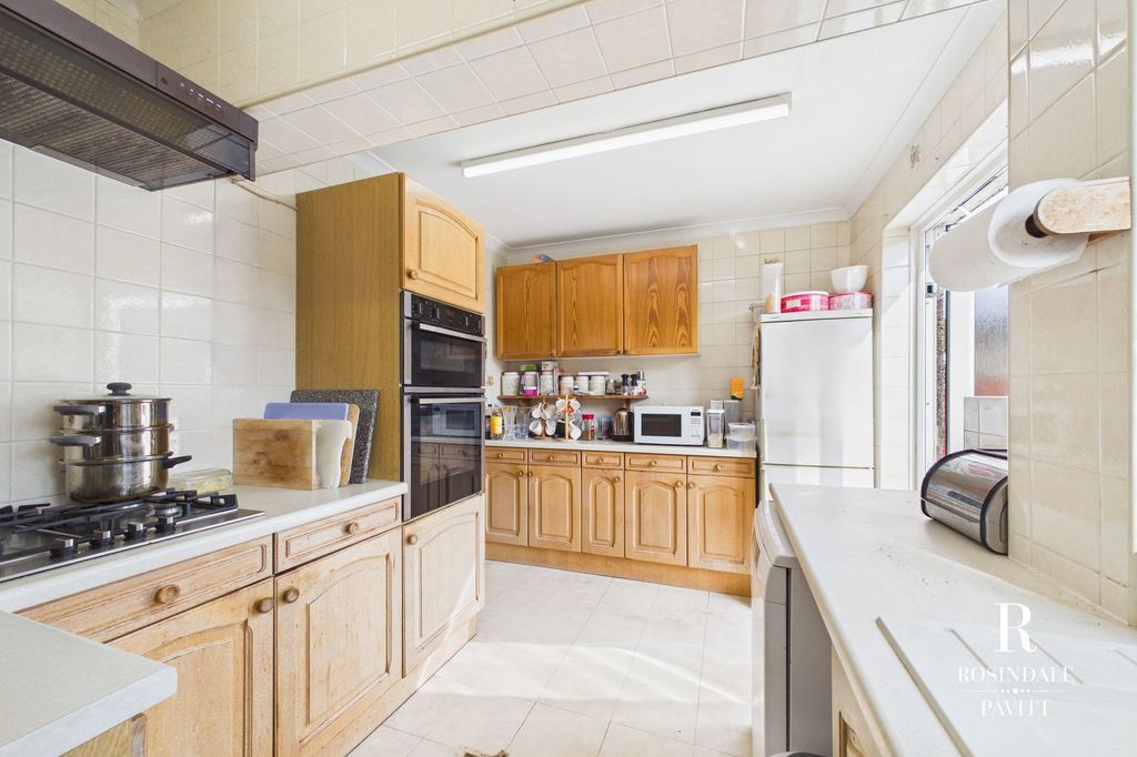 Property photo 3 of 17 Kitchen
