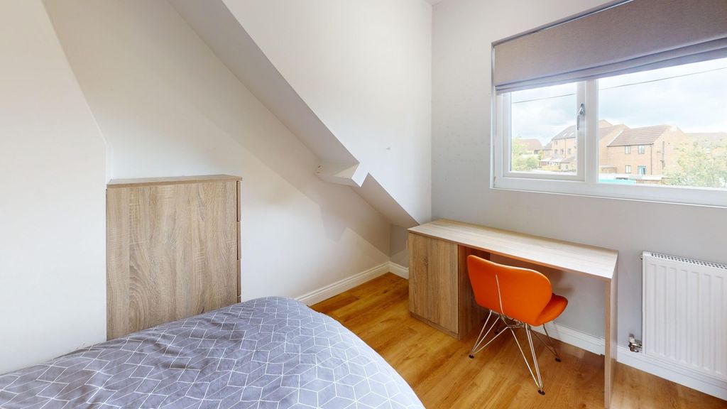 Property photo 3 of 8 A Cozy Double Bedroom With A Desk, Perfect For Stu...