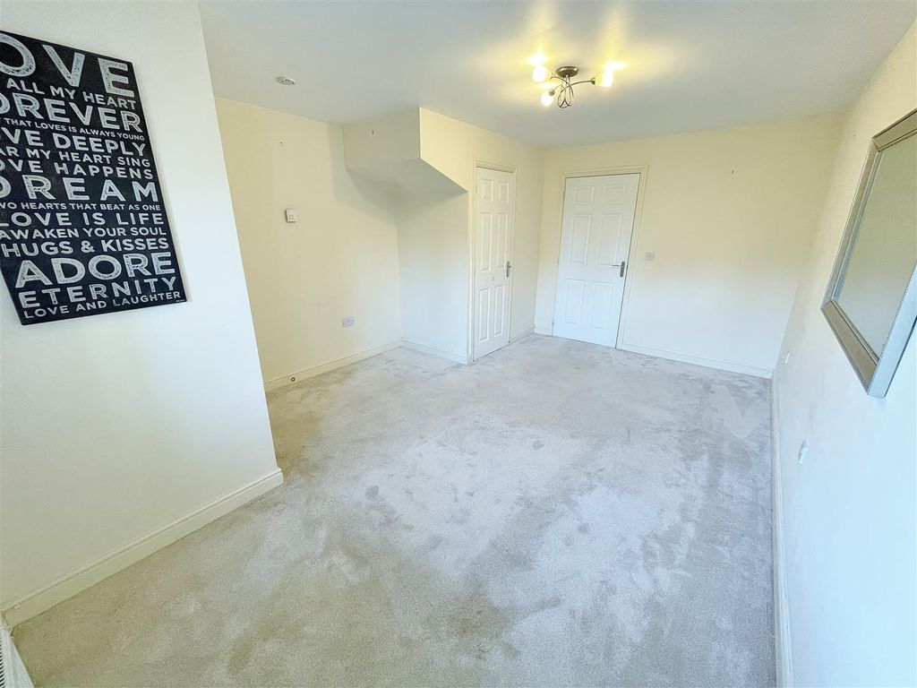 Property photo 3 of 16 Lounge