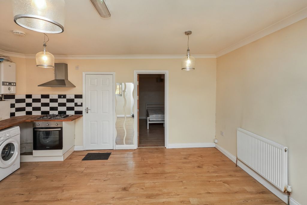 Property photo 3 of 7 Rear Bungalow, 2 Meadow Close, Enfield, London, En3 5Pe