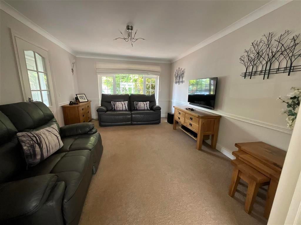 Property photo 2 of 15 Lounge 3