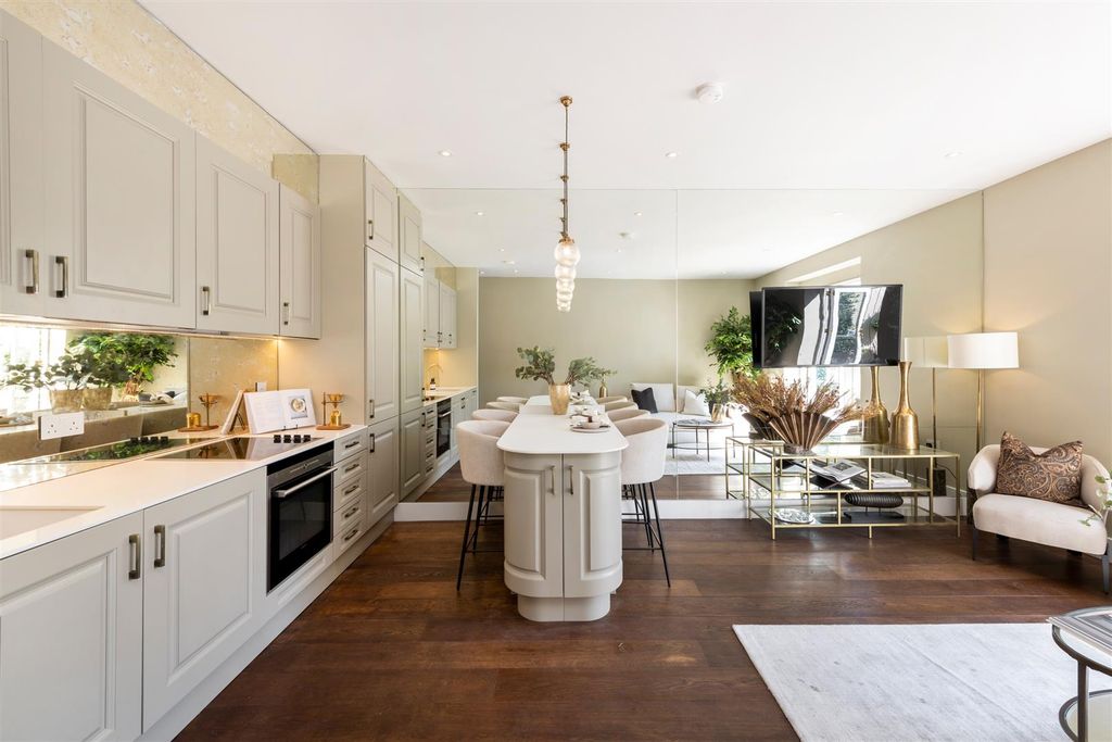 Property photo 2 of 16 Flat 5, Caroline Walk Lo-6.Jpg