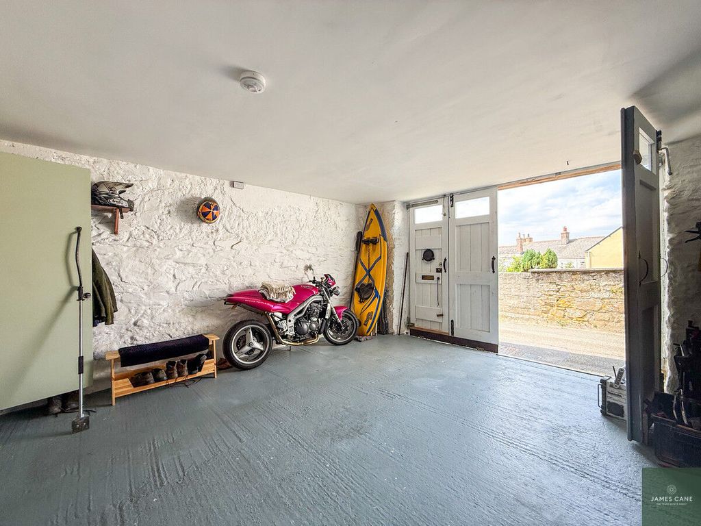 Property photo 3 of 18