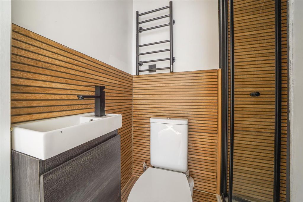 Property photo 3 of 6 En Suite Bathroom
