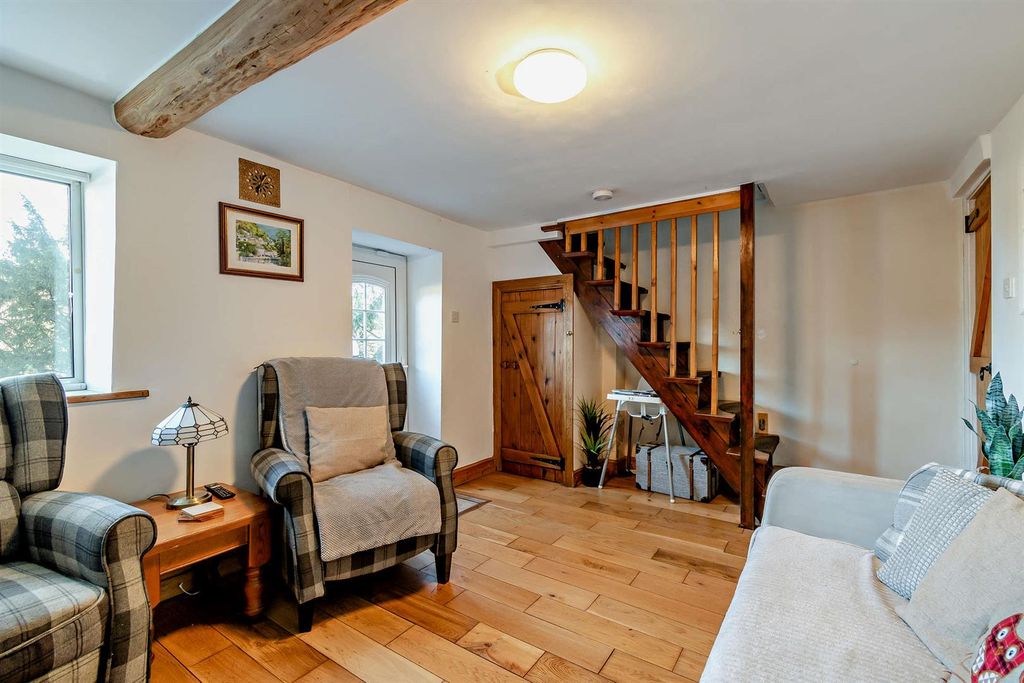 Property photo 3 of 10 8671934-Interior02-800.Jpg