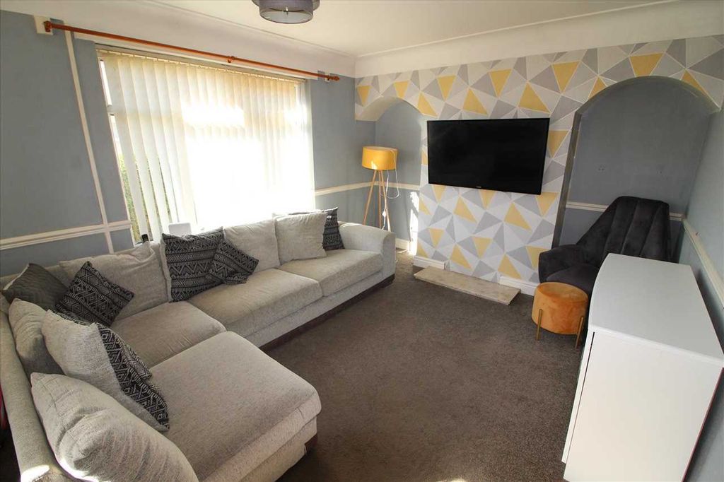 Property photo 3 of 9 Lounge