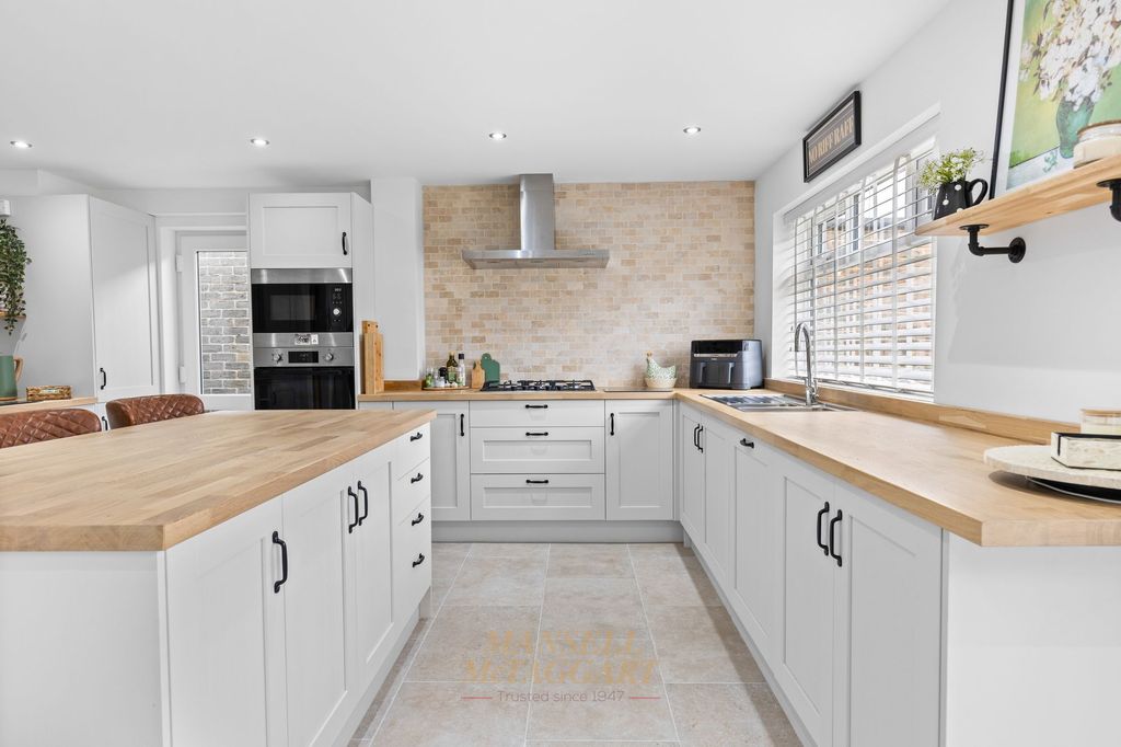 Property photo 2 of 32