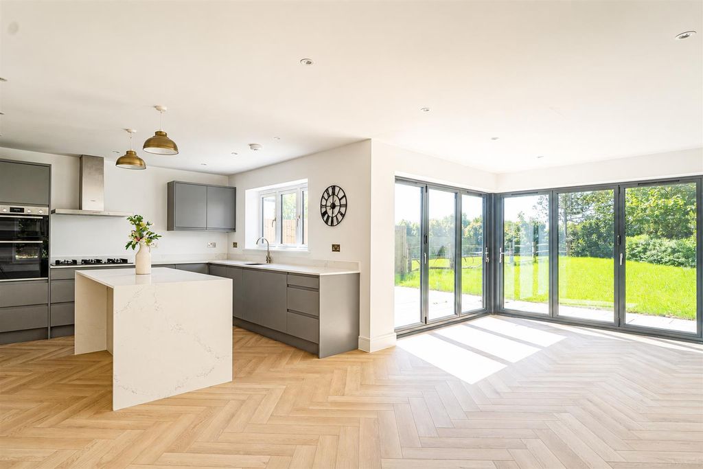 Property photo 3 of 38 06789E80-8516-4F28-B6A3-382d7A80d35F.Png
