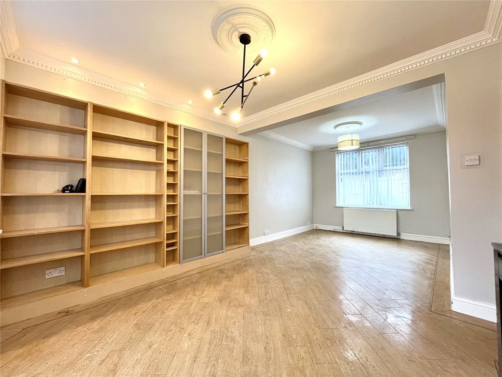 Property photo 3 of 22 Lounge