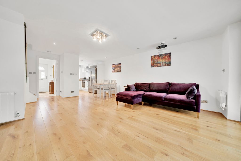 Property photo 3 of 18 Photo 02