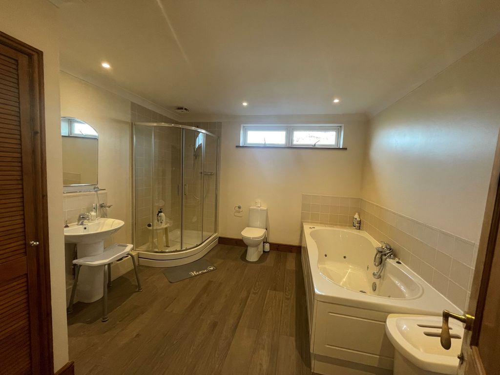 Property photo 3 of 12 Photo 7