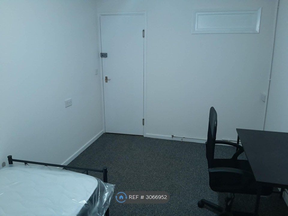 Property photo 3 of 9 Room