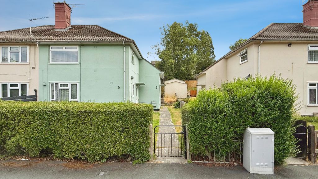 Property photo 2 of 16 Sturminster Close