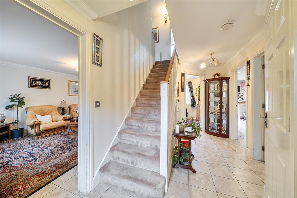 Property photo 3 of 21 Entrance Hall