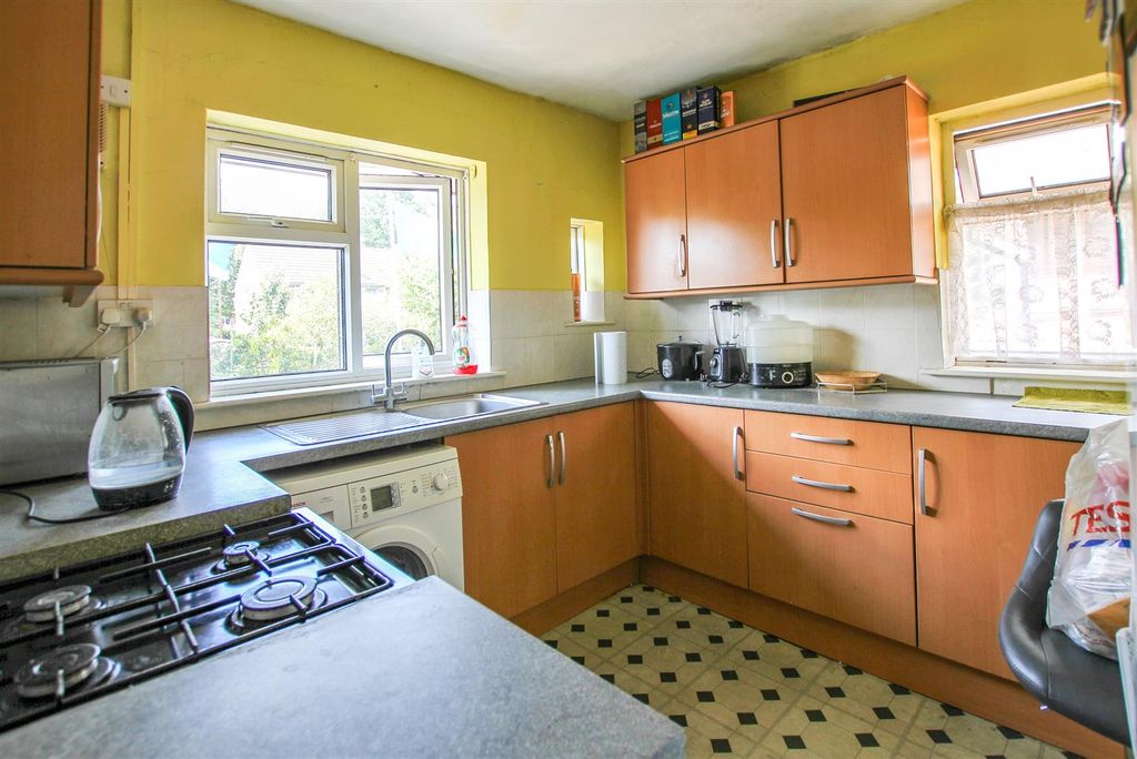 Property photo 3 of 11 Kitchen