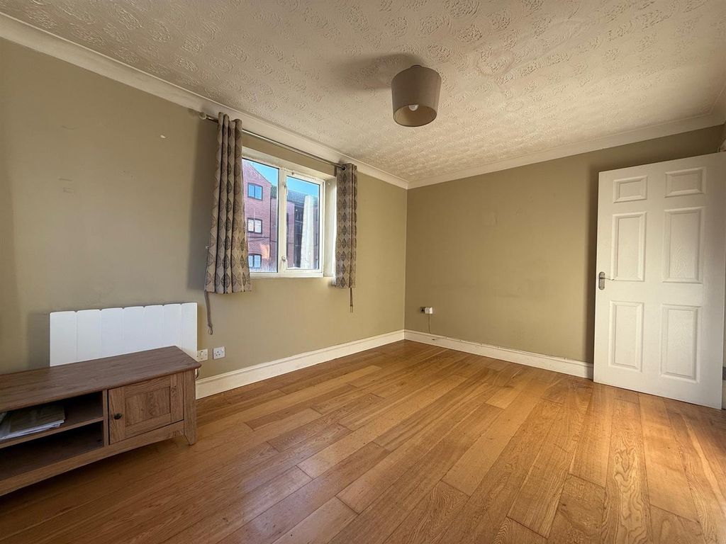 Property photo 3 of 6 Living Room