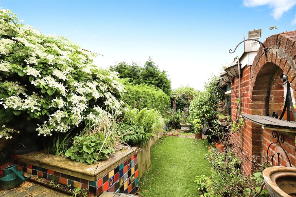 Property photo 2 of 18 Garden