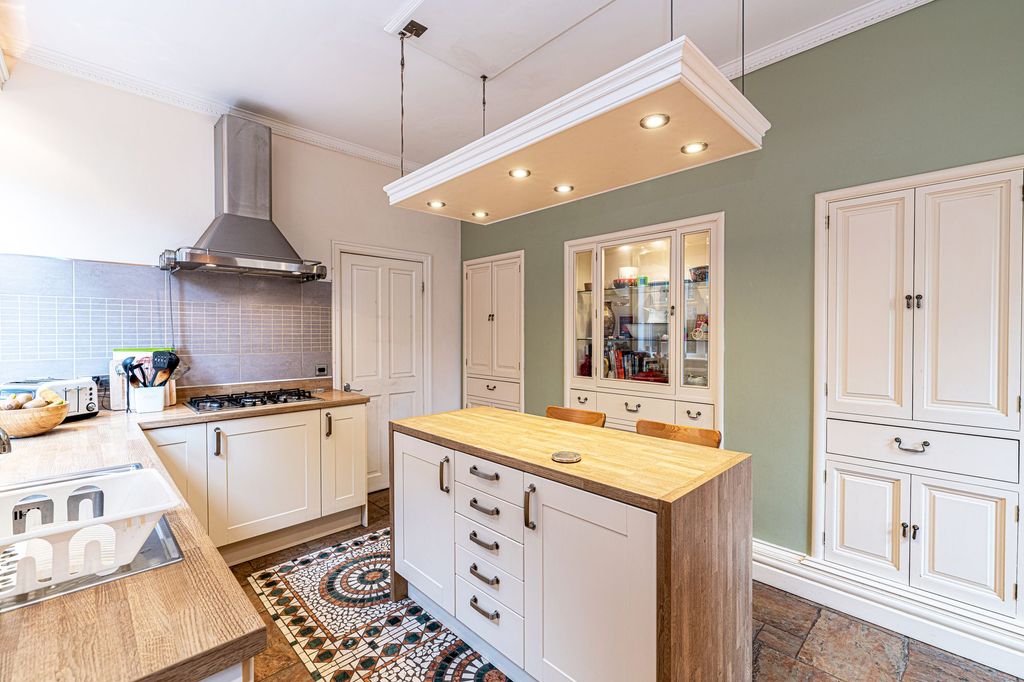 Property photo 3 of 17 Kitchen