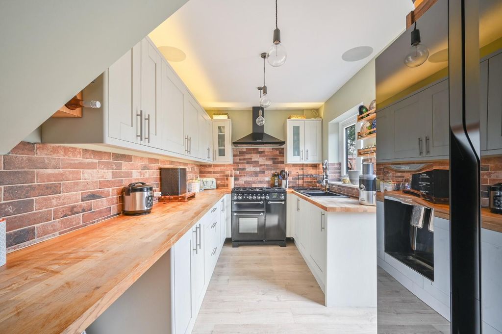 Property photo 3 of 14 Holman Road,  (10).Jpg