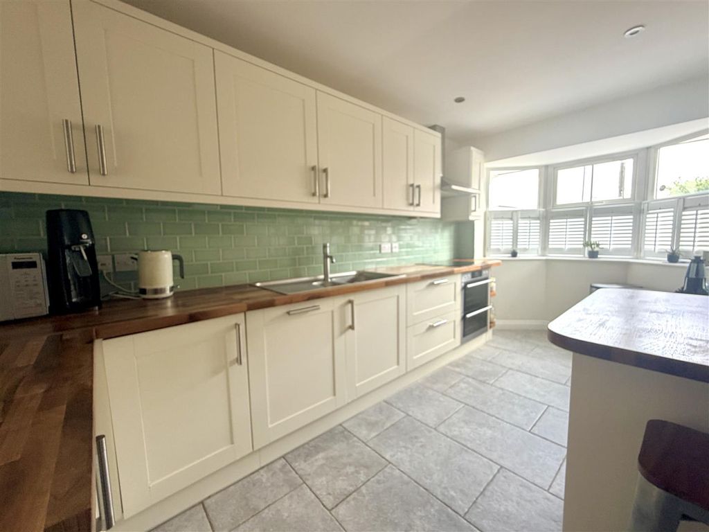 Property photo 3 of 29 Kitchen