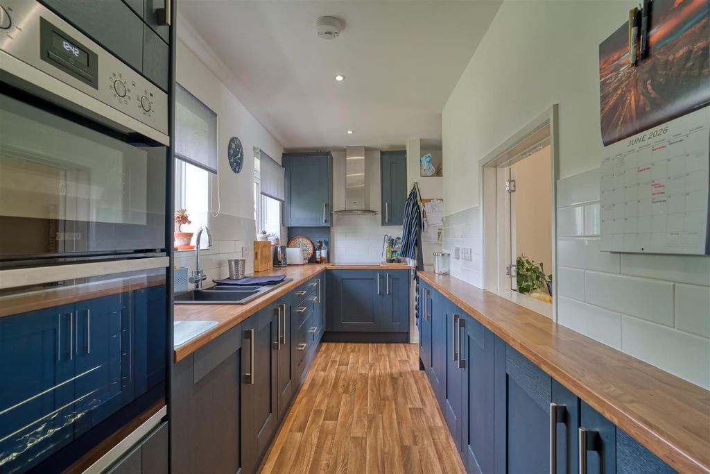 Property photo 3 of 9 Kitchen