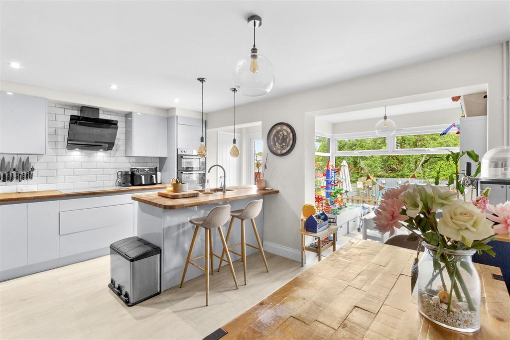 Property photo 2 of 18 Farndale Gardens-11.Jpg