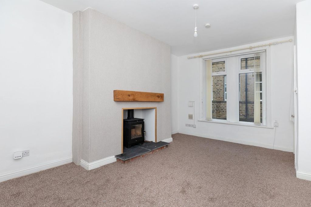 Property photo 3 of 18 Living Room