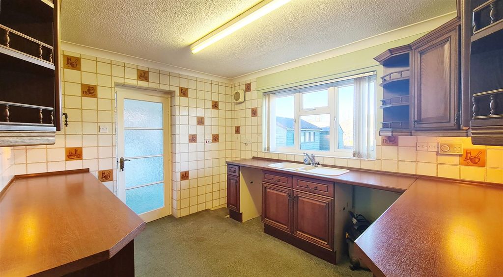 Property photo 3 of 14 Kitchen