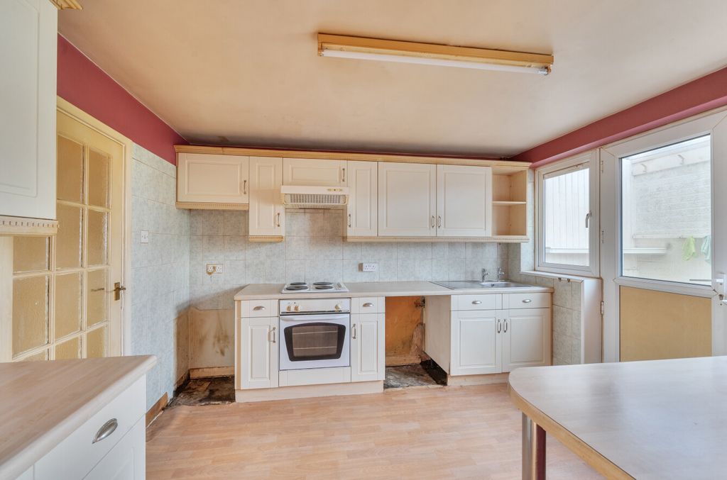 Property photo 2 of 13 Kitchen / Breakfast