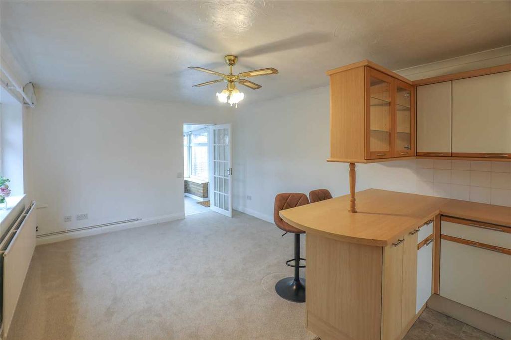 Property photo 3 of 11 Lounge Cont
