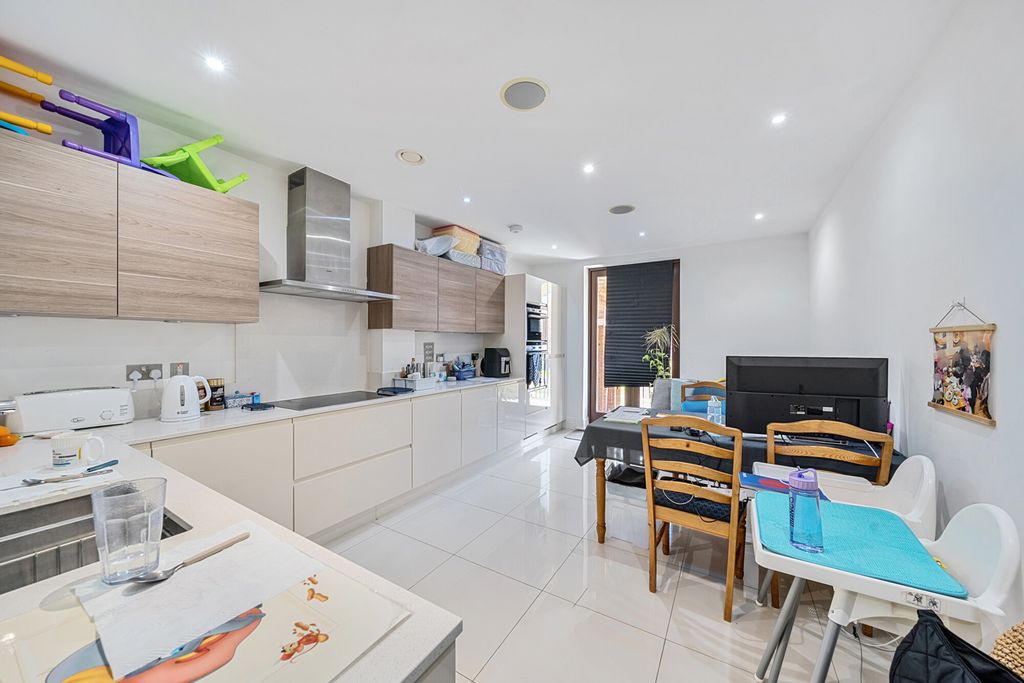 Property photo 3 of 17 27-681B3818Da246-...