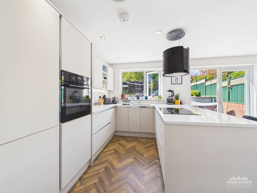 Property photo 3 of 17 Kitchen