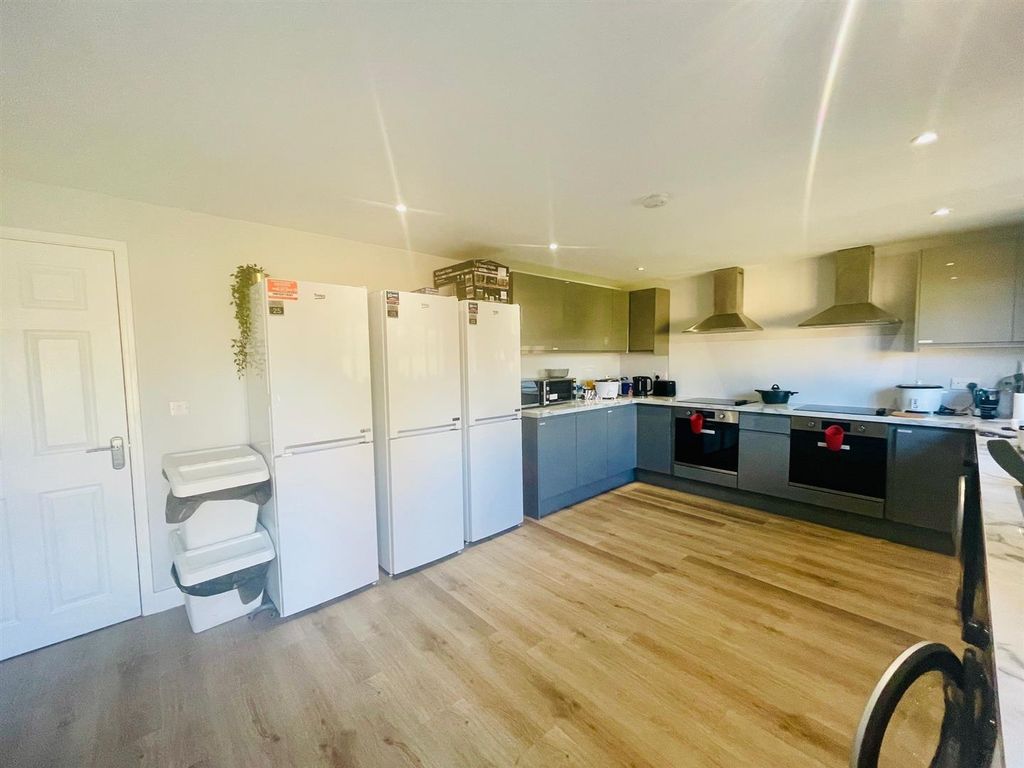 Property photo 2 of 4 Kitchen.Jpg