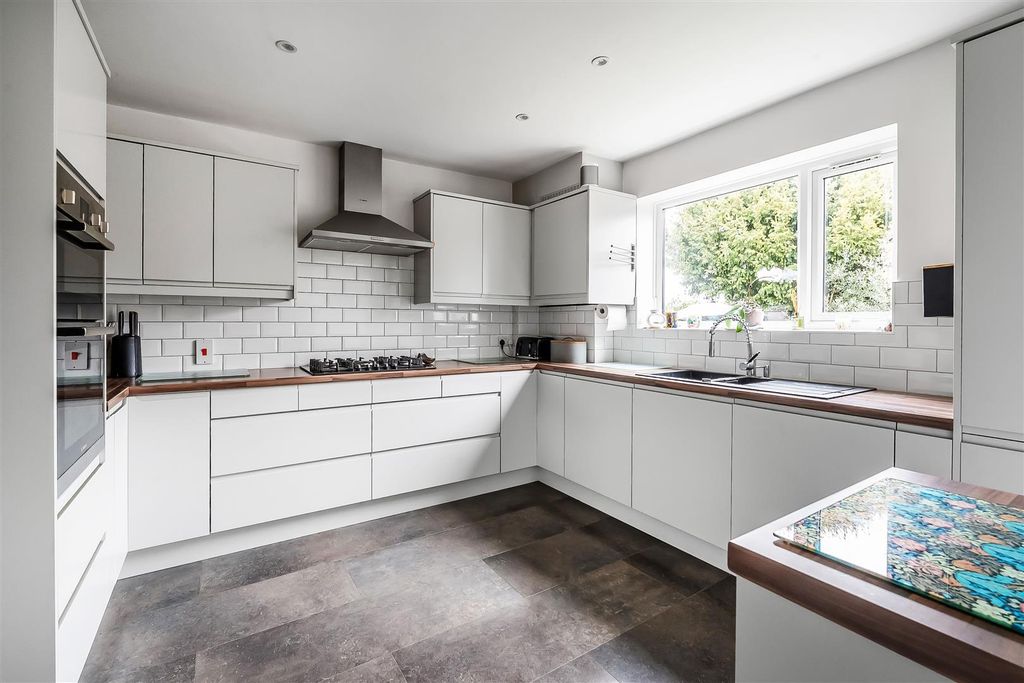 Property photo 3 of 27 33-Glebe-Road-16.Jpg