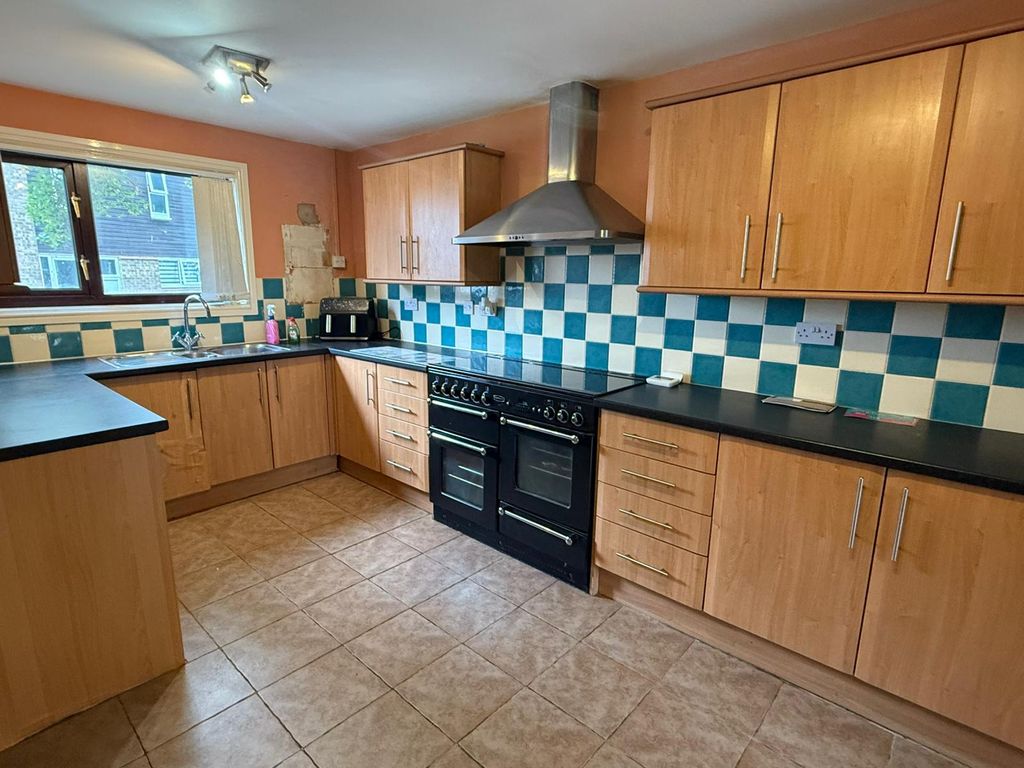 Property photo 2 of 6 Kitchen