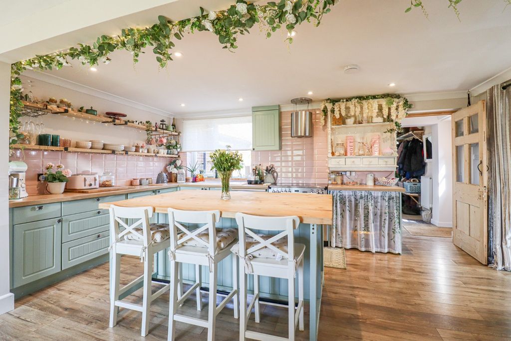 Property photo 1 of 40 5072401